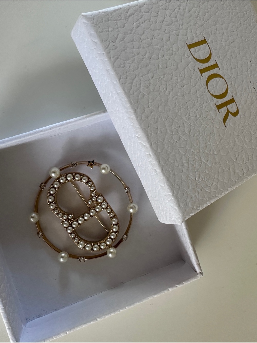Dior Gold-Tone Pearl & Crystal Double-Loop Brooch - Picture 3 of 14